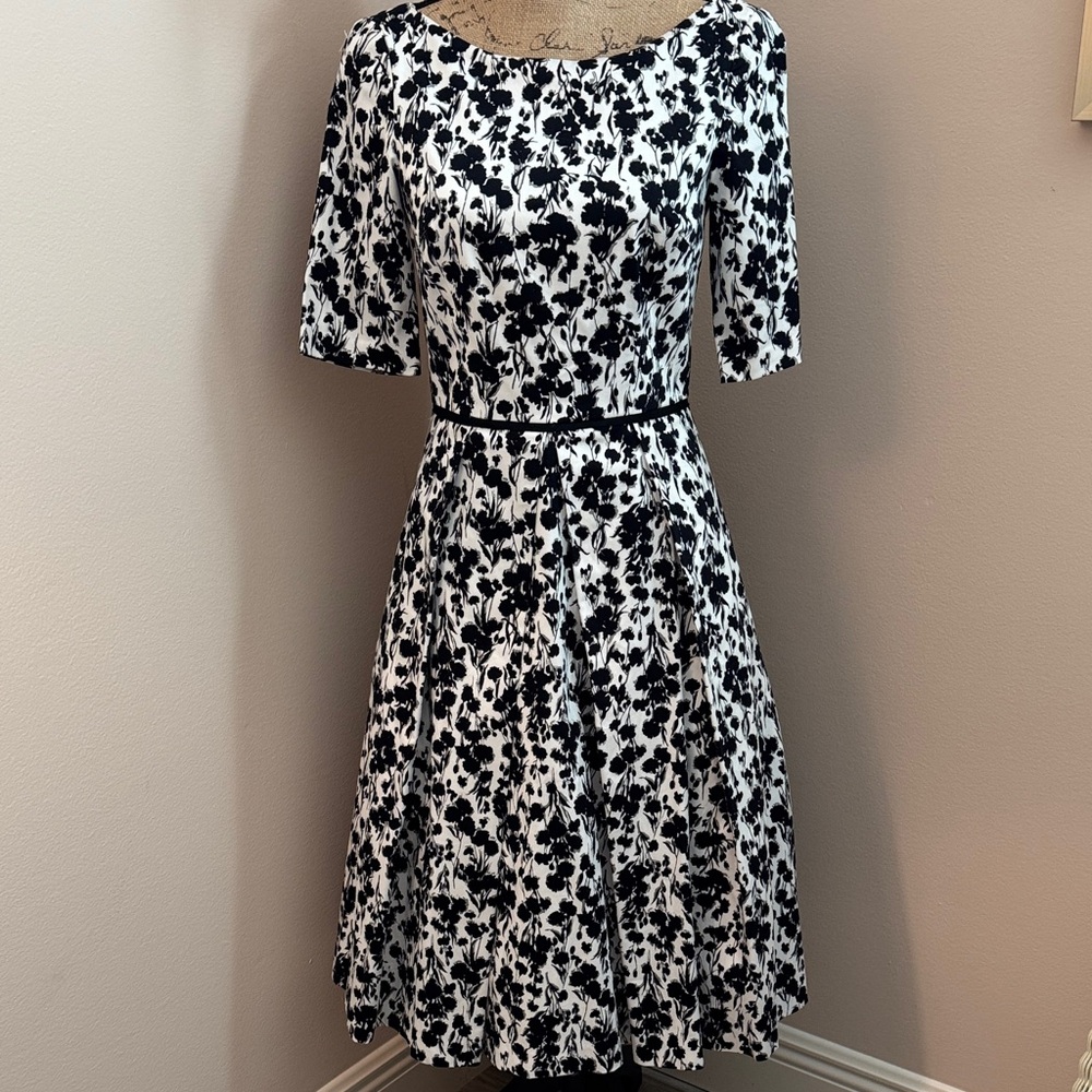 Maggie London Black and White Floral Short Sleeve Dress
